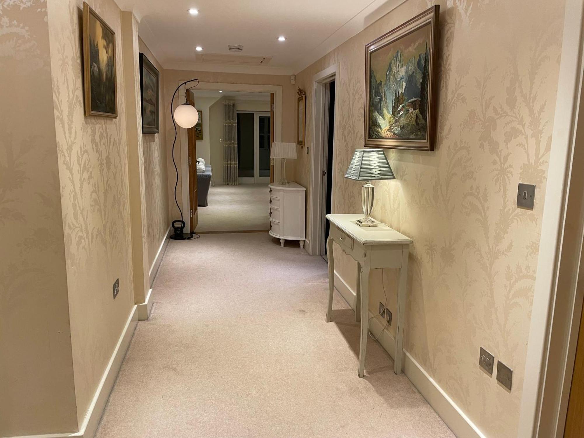 Top Floor En-Suite Double Bedrooms With Great View Of Windsor Castle & Free Parking Exterior photo