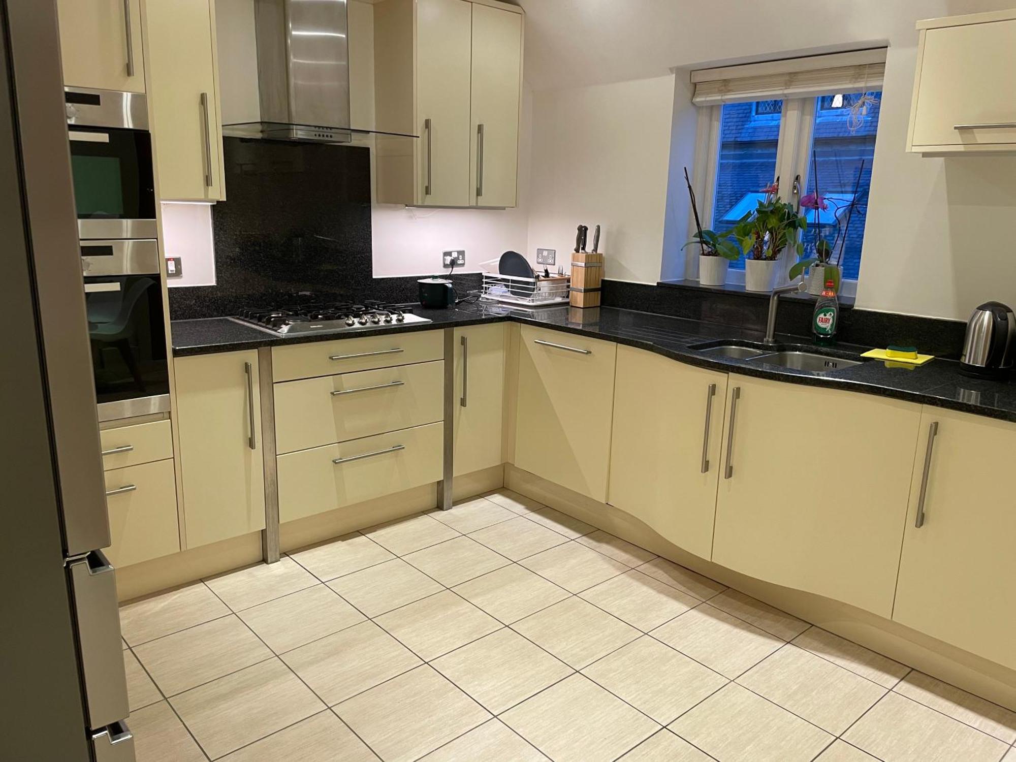 Top Floor En-Suite Double Bedrooms With Great View Of Windsor Castle & Free Parking Exterior photo