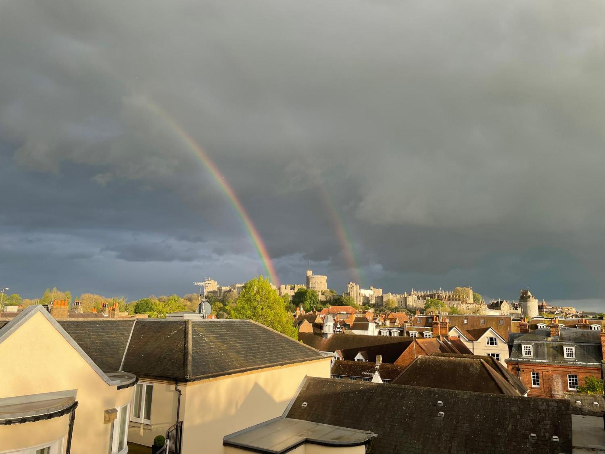 Top Floor En-Suite Double Bedrooms With Great View Of Windsor Castle & Free Parking Exterior photo