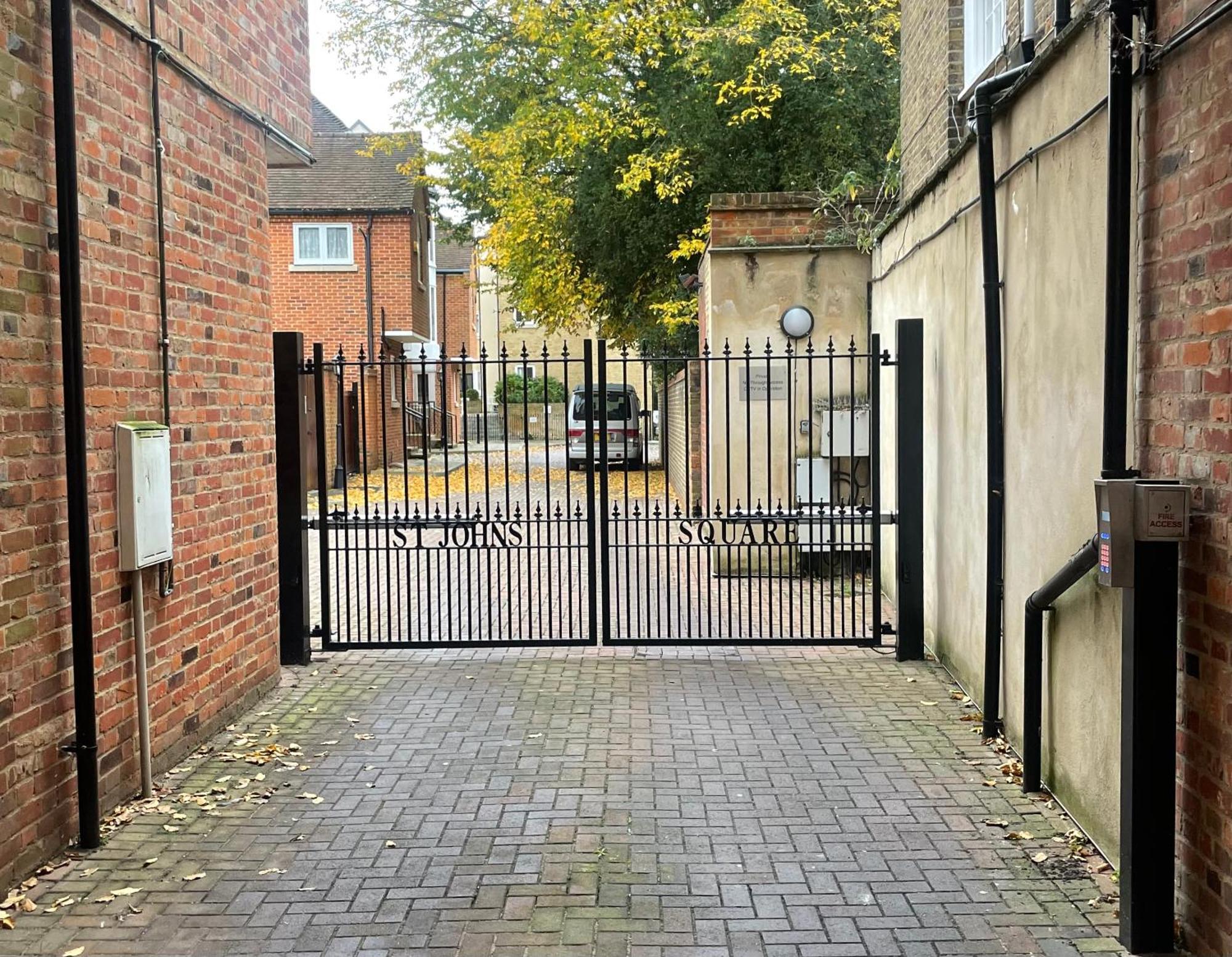 Top Floor En-Suite Double Bedrooms With Great View Of Windsor Castle & Free Parking Exterior photo