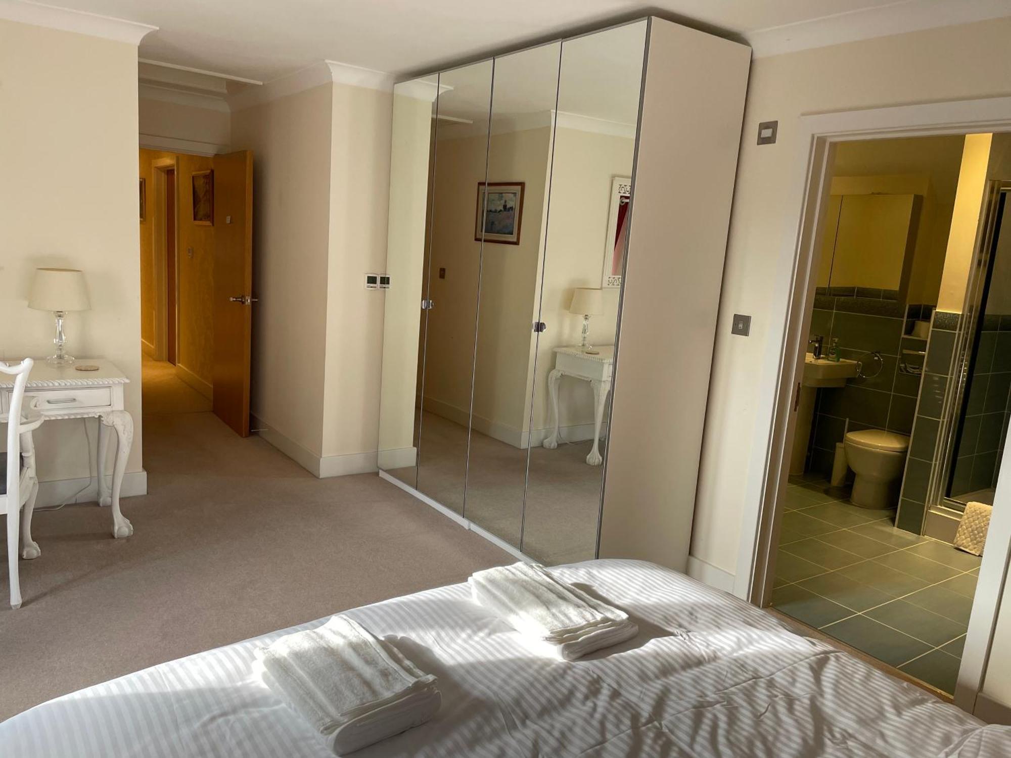 Top Floor En-Suite Double Bedrooms With Great View Of Windsor Castle & Free Parking Exterior photo