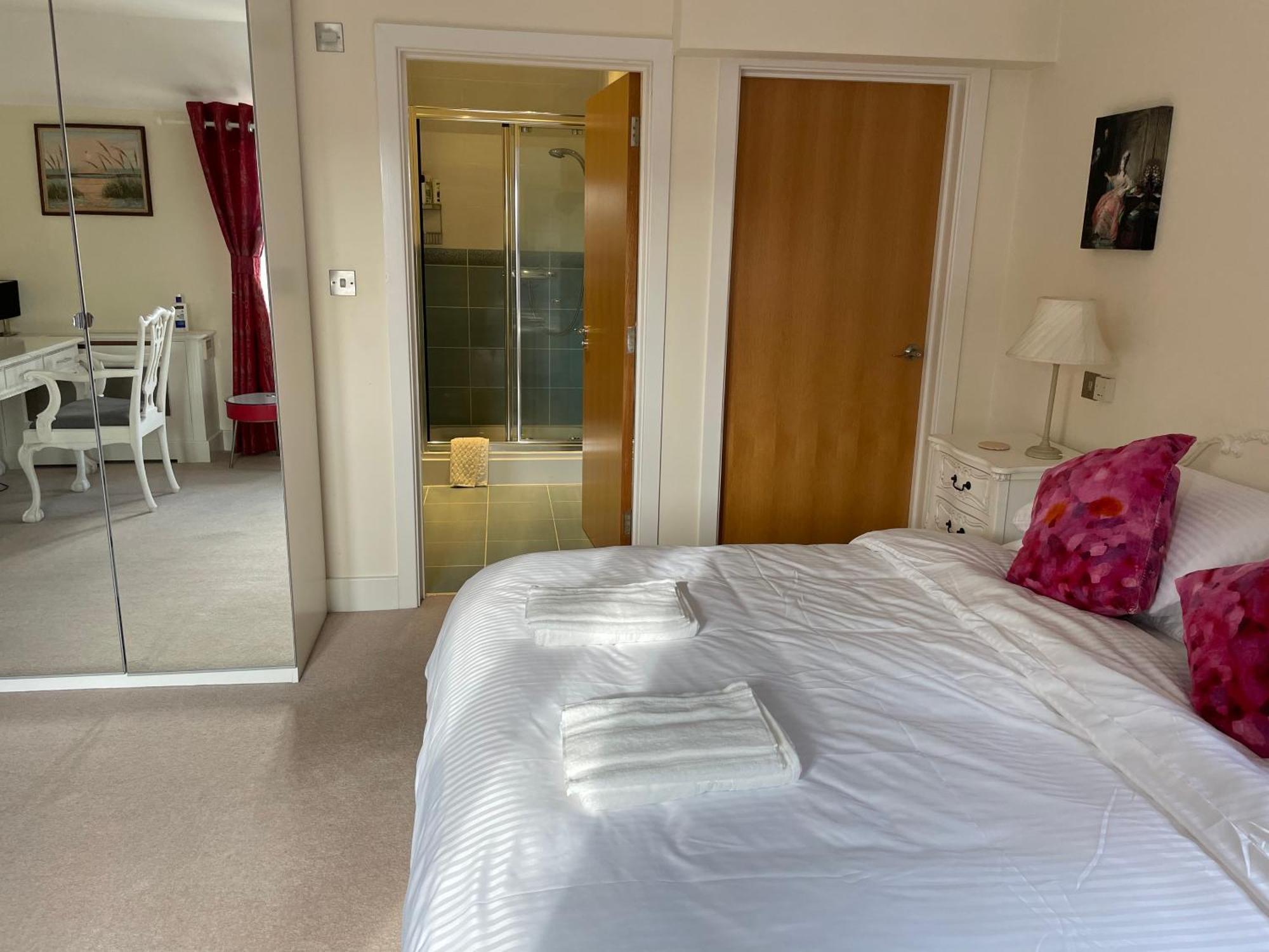 Top Floor En-Suite Double Bedrooms With Great View Of Windsor Castle & Free Parking Exterior photo