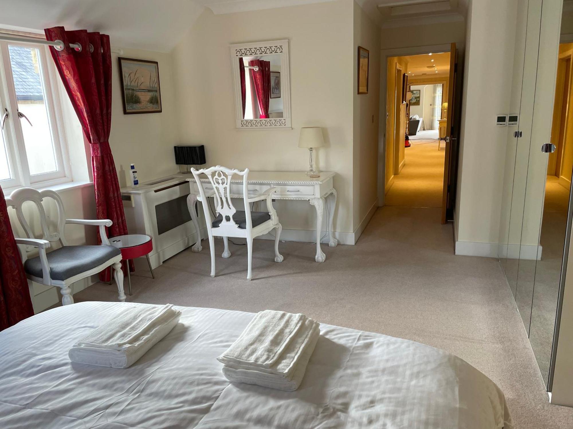 Top Floor En-Suite Double Bedrooms With Great View Of Windsor Castle & Free Parking Exterior photo