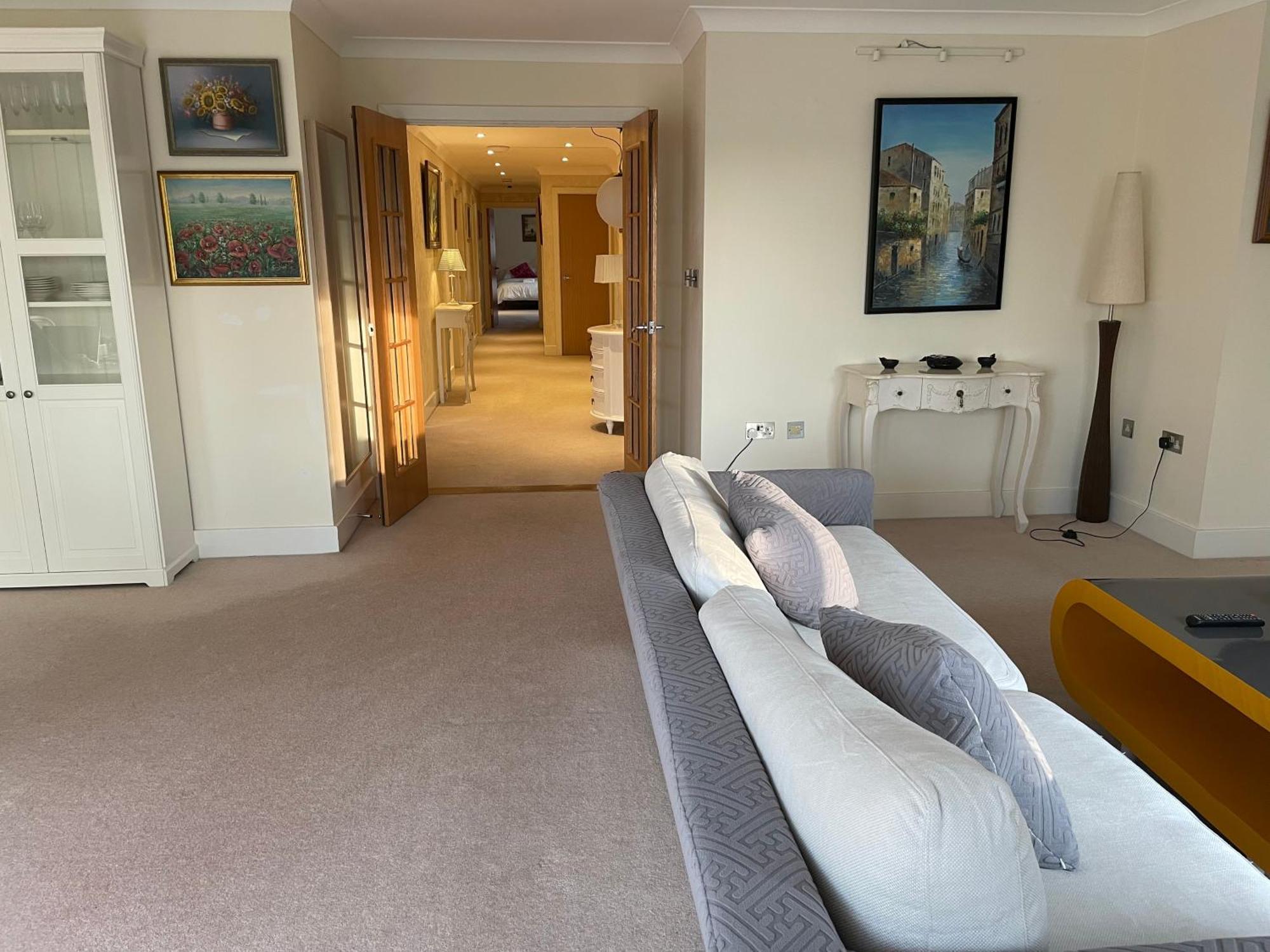 Top Floor En-Suite Double Bedrooms With Great View Of Windsor Castle & Free Parking Exterior photo