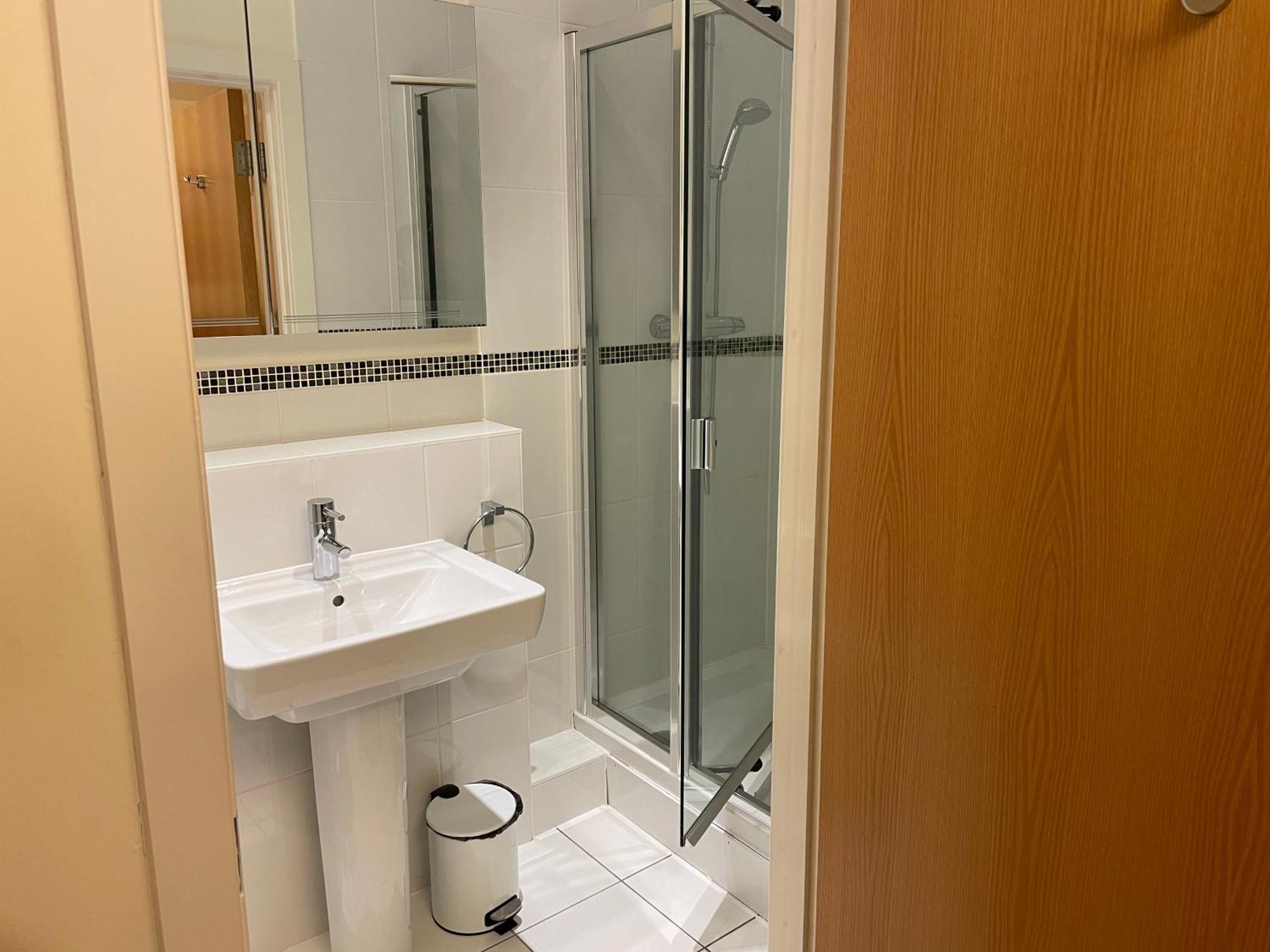 Top Floor En-Suite Double Bedrooms With Great View Of Windsor Castle & Free Parking Exterior photo