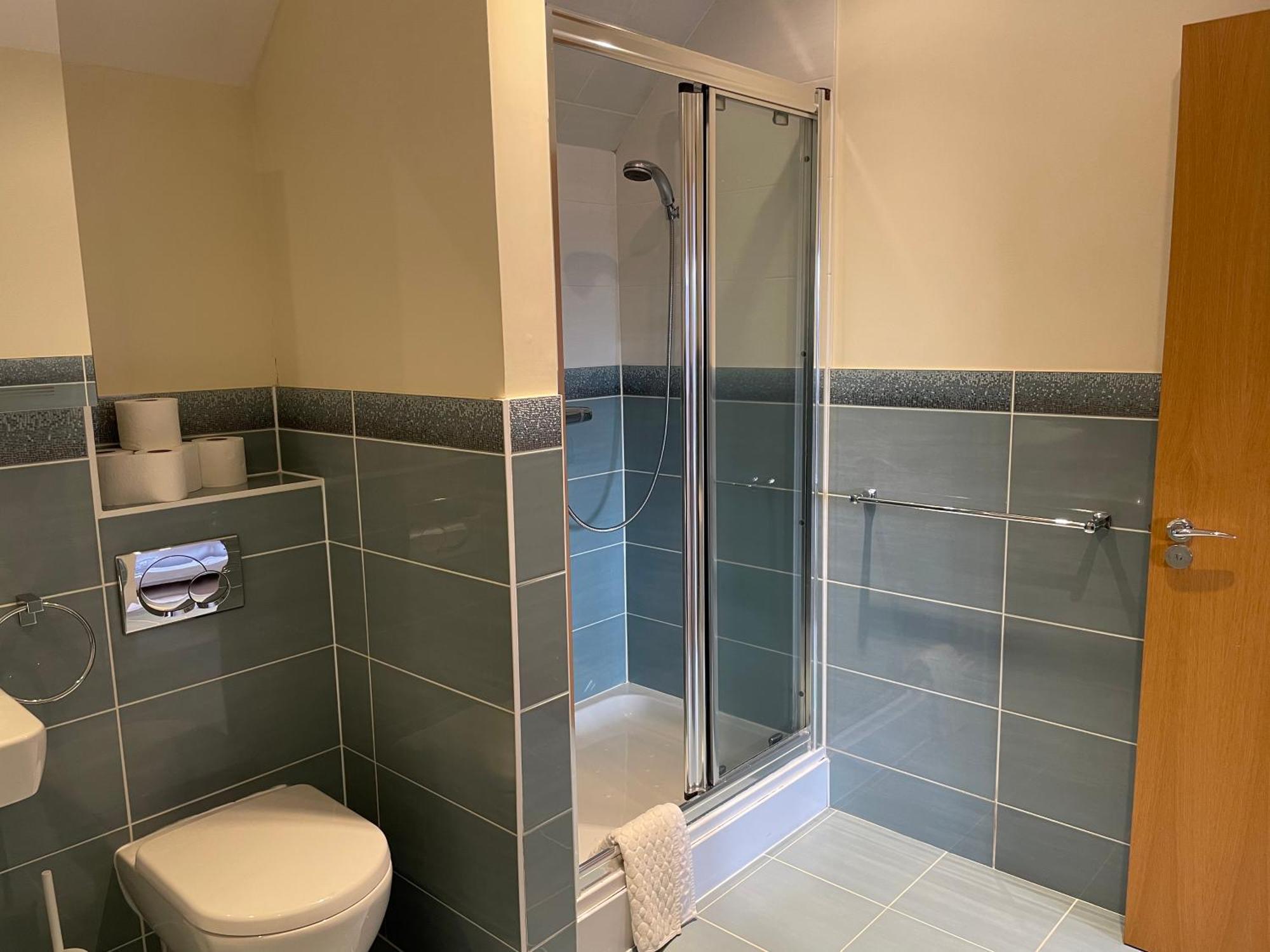 Top Floor En-Suite Double Bedrooms With Great View Of Windsor Castle & Free Parking Exterior photo