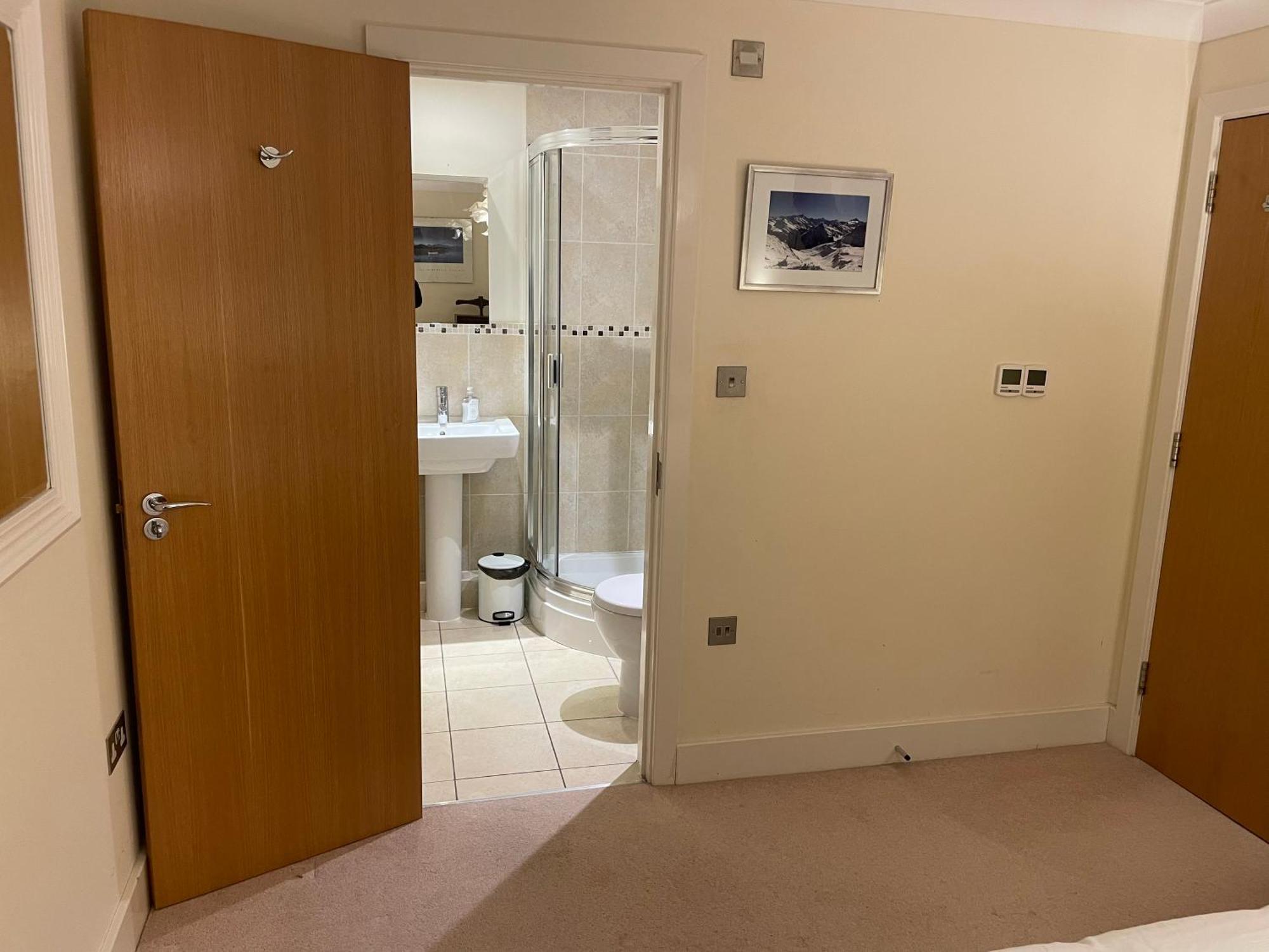 Top Floor En-Suite Double Bedrooms With Great View Of Windsor Castle & Free Parking Exterior photo