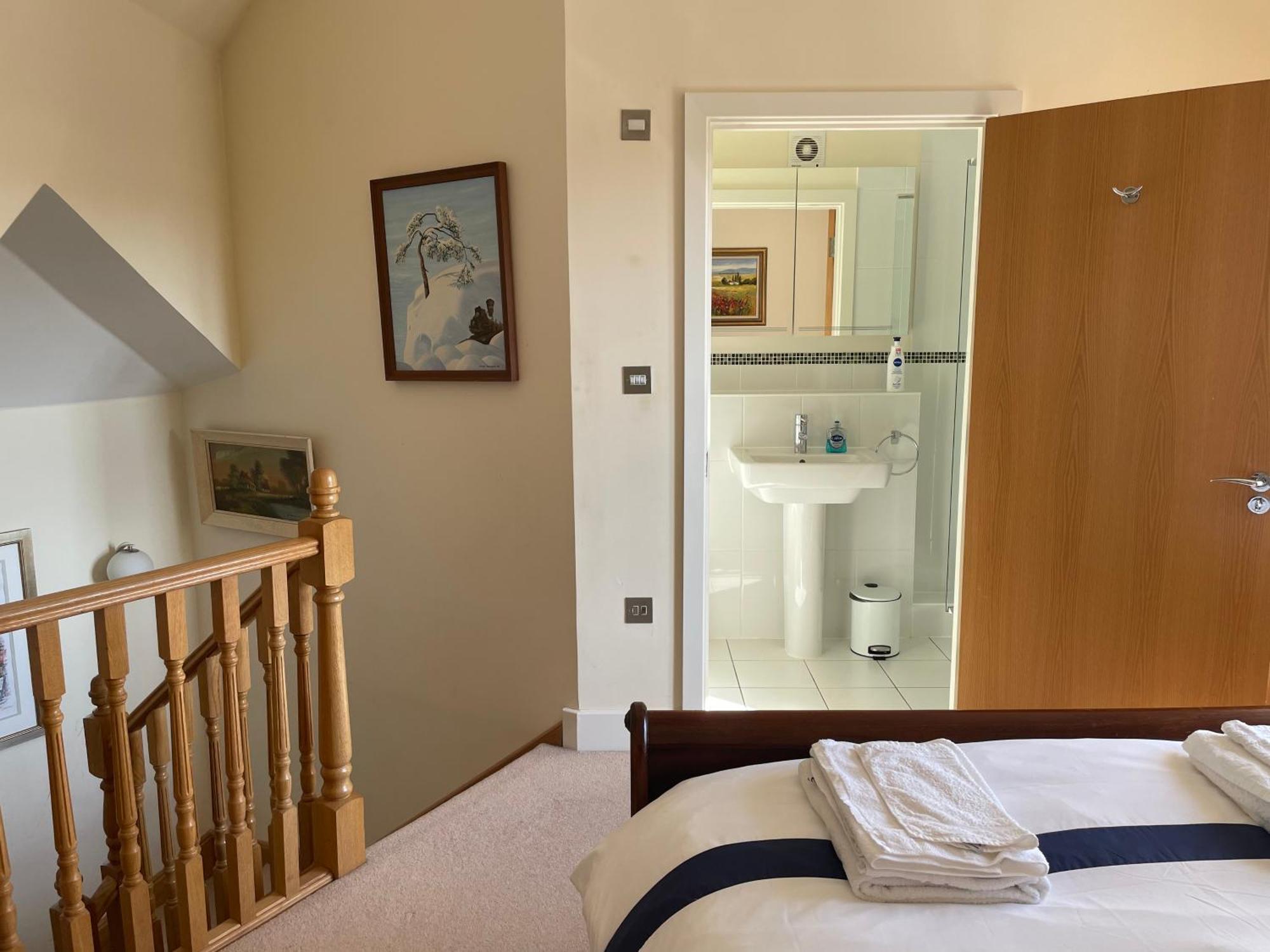 Top Floor En-Suite Double Bedrooms With Great View Of Windsor Castle & Free Parking Exterior photo