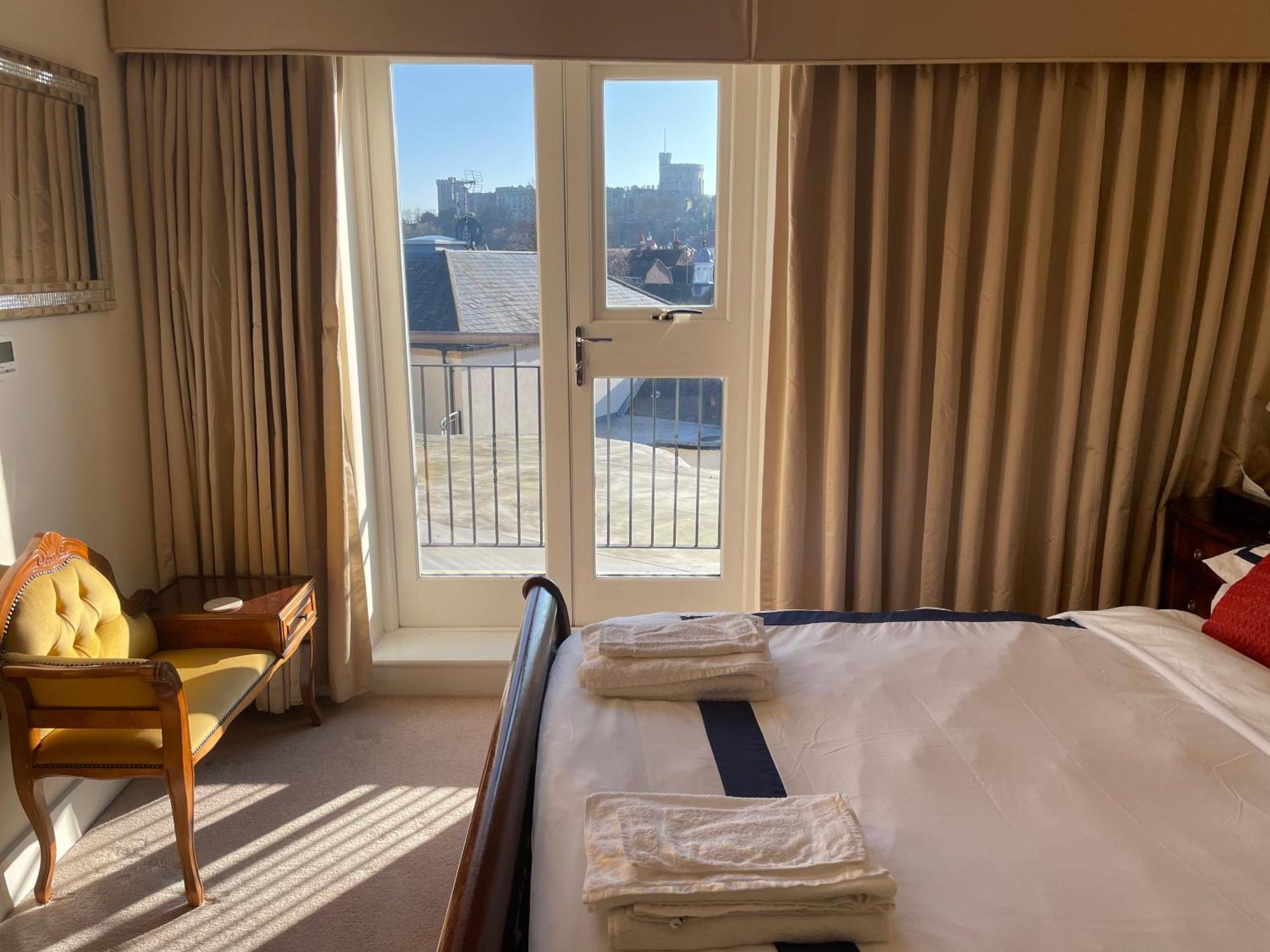 Top Floor En-Suite Double Bedrooms With Great View Of Windsor Castle & Free Parking Exterior photo