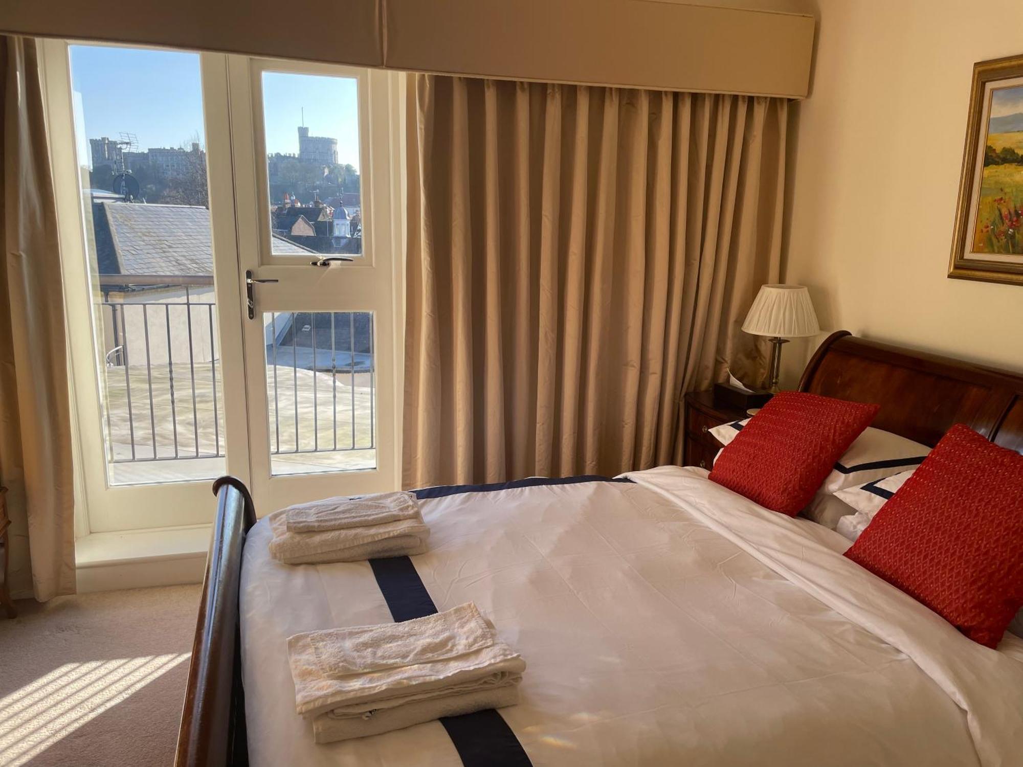 Top Floor En-Suite Double Bedrooms With Great View Of Windsor Castle & Free Parking Exterior photo