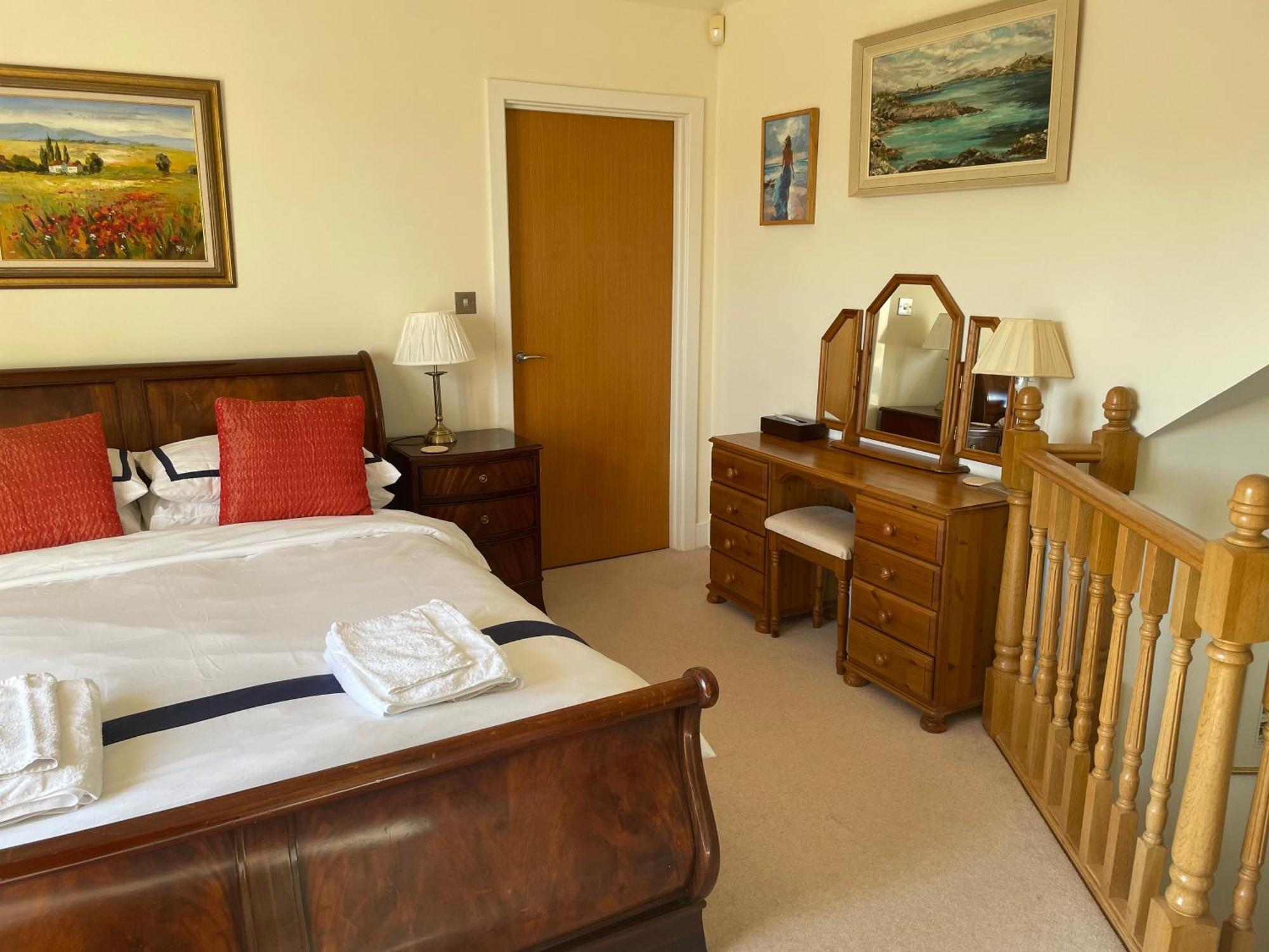 Top Floor En-Suite Double Bedrooms With Great View Of Windsor Castle & Free Parking Exterior photo