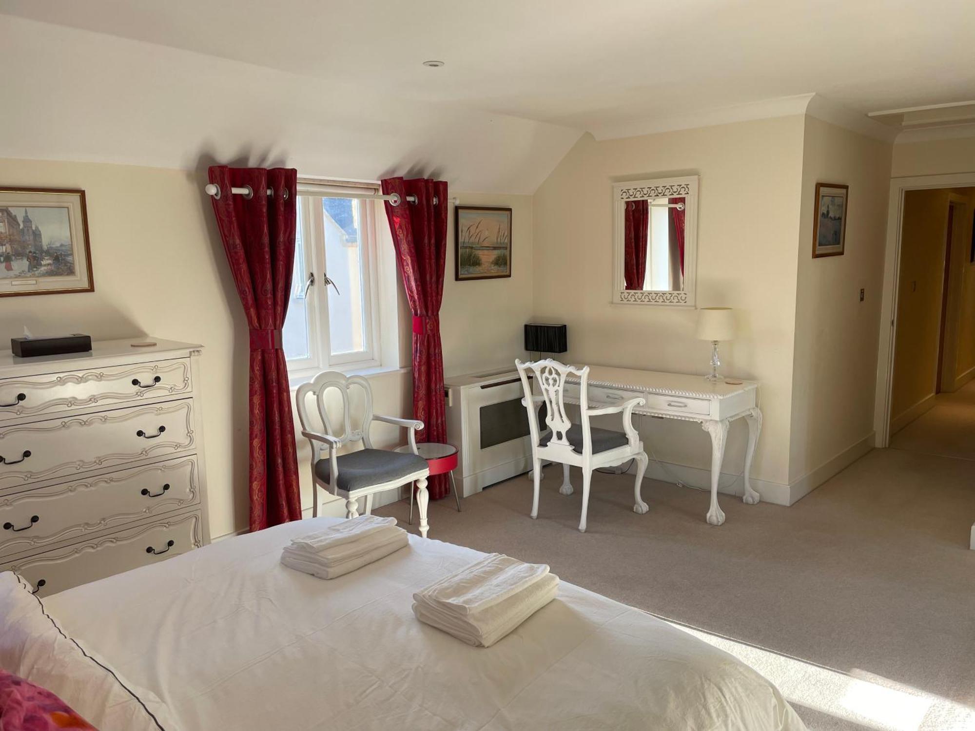 Top Floor En-Suite Double Bedrooms With Great View Of Windsor Castle & Free Parking Exterior photo