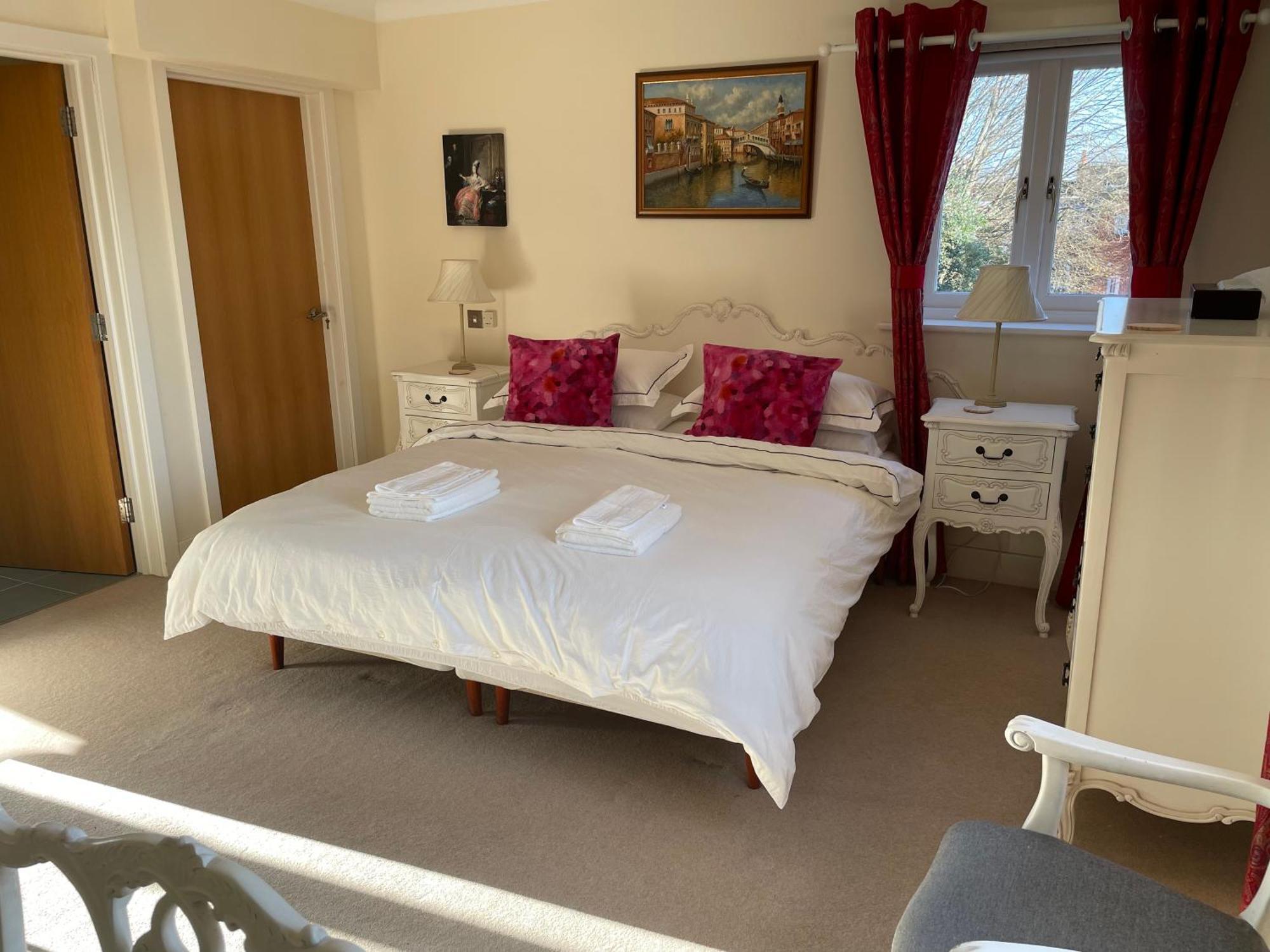 Top Floor En-Suite Double Bedrooms With Great View Of Windsor Castle & Free Parking Exterior photo