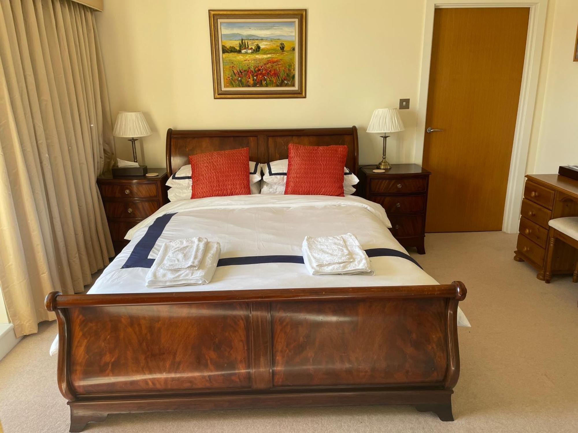 Top Floor En-Suite Double Bedrooms With Great View Of Windsor Castle & Free Parking Exterior photo
