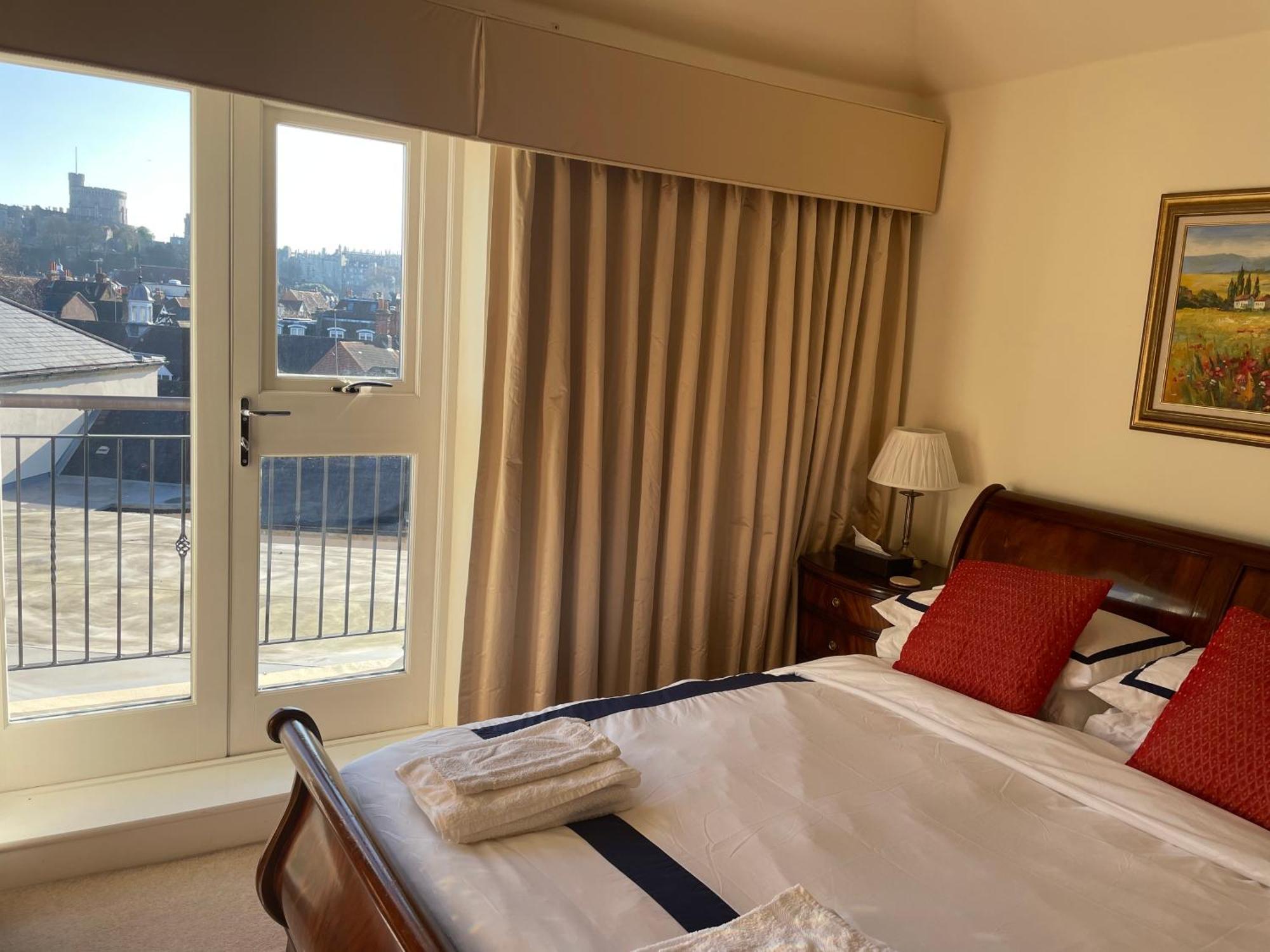 Top Floor En-Suite Double Bedrooms With Great View Of Windsor Castle & Free Parking Exterior photo