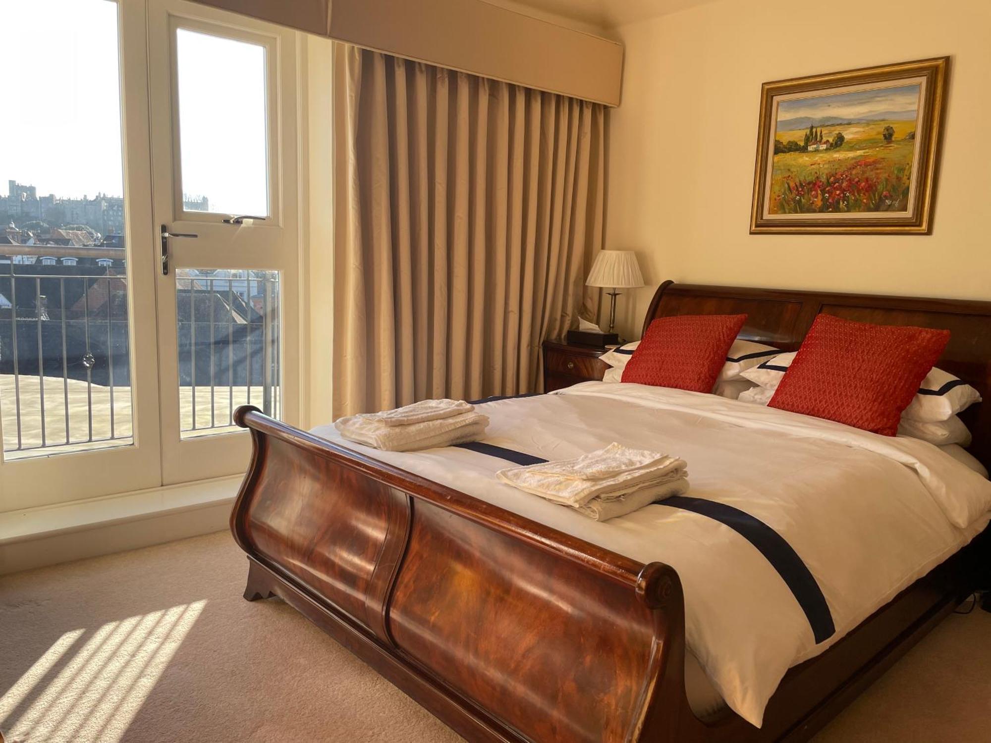 Top Floor En-Suite Double Bedrooms With Great View Of Windsor Castle & Free Parking Exterior photo