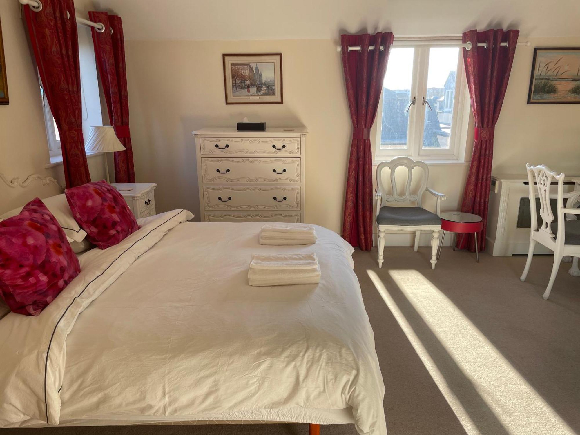 Top Floor En-Suite Double Bedrooms With Great View Of Windsor Castle & Free Parking Exterior photo