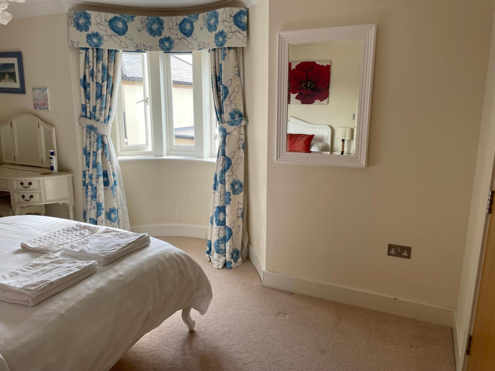 Top Floor En-Suite Double Bedrooms With Great View Of Windsor Castle & Free Parking Exterior photo