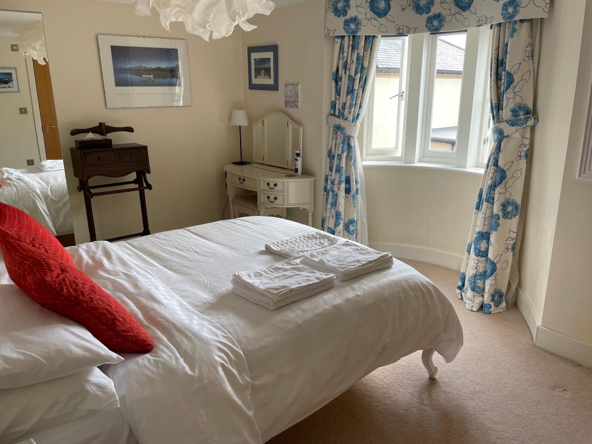 Top Floor En-Suite Double Bedrooms With Great View Of Windsor Castle & Free Parking Exterior photo