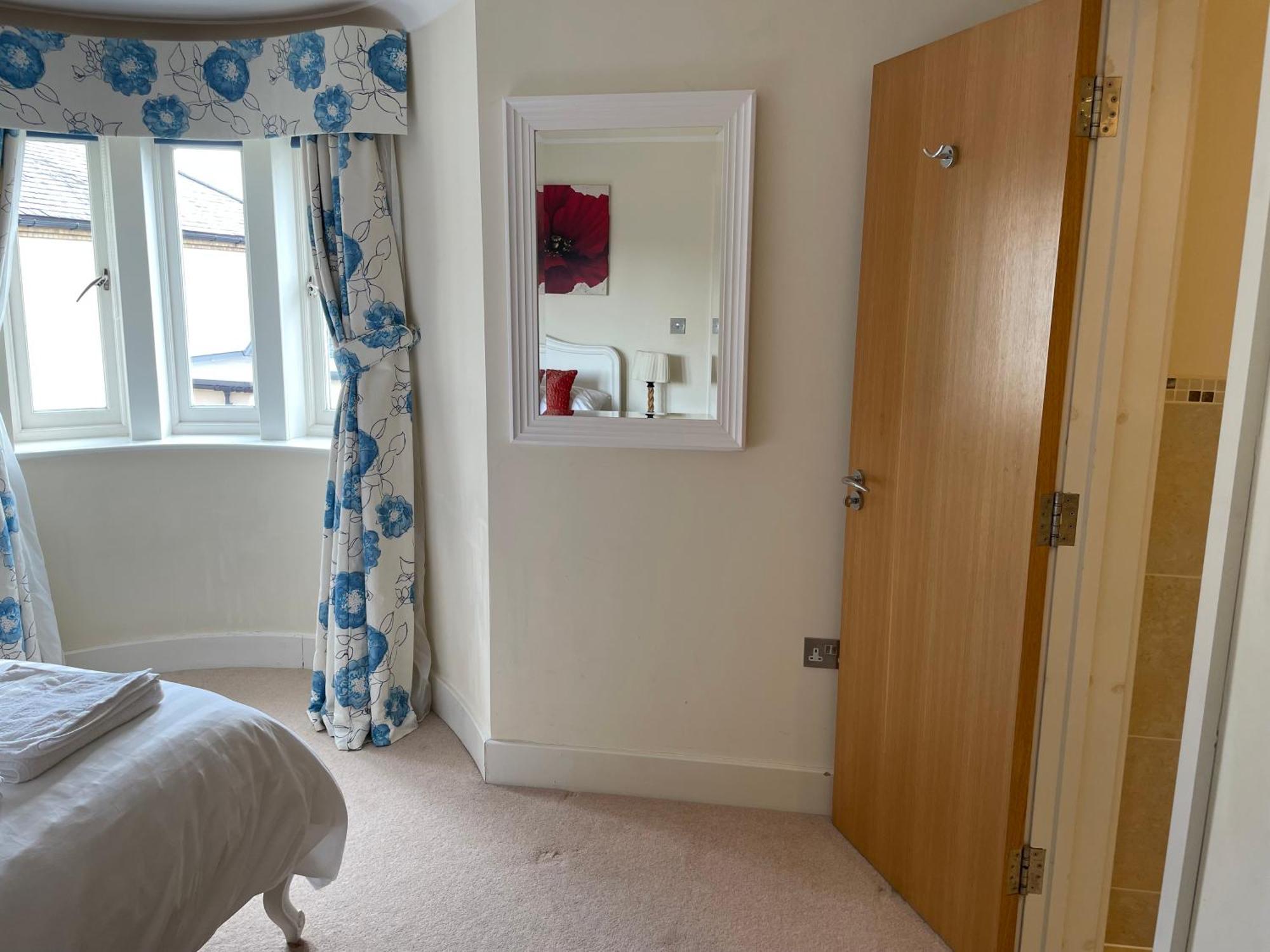 Top Floor En-Suite Double Bedrooms With Great View Of Windsor Castle & Free Parking Exterior photo