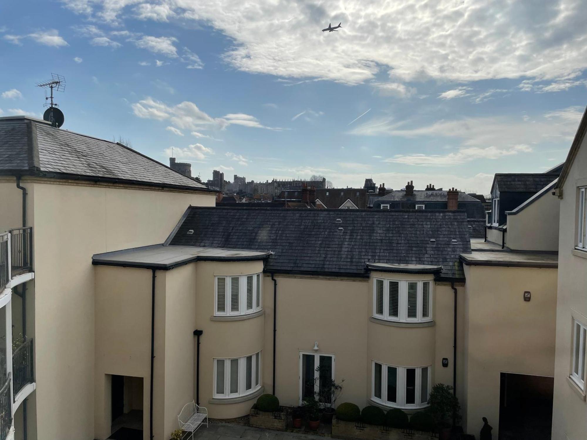 Top Floor En-Suite Double Bedrooms With Great View Of Windsor Castle & Free Parking Exterior photo