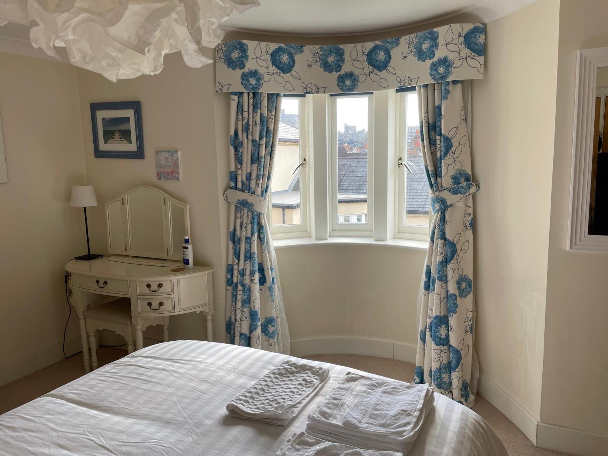 Top Floor En-Suite Double Bedrooms With Great View Of Windsor Castle & Free Parking Exterior photo