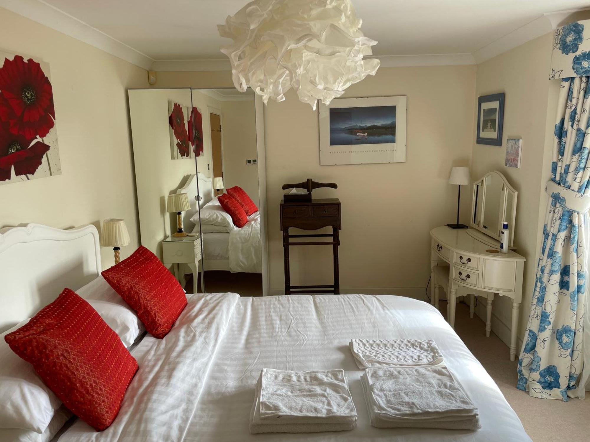 Top Floor En-Suite Double Bedrooms With Great View Of Windsor Castle & Free Parking Exterior photo